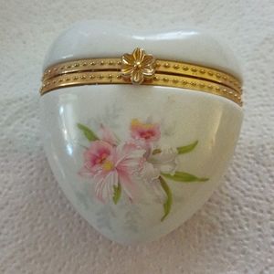 Porcelain Vintage Heart trinket or pill box.